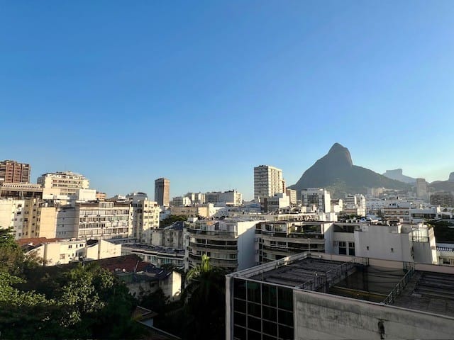 Foto do Apartamento - Apartamento todo reformado! Porteira fechada! 2 qtos, 80 m2, prédio com infra estrutura completa, prox. praia, metrô e shoppings | Atlântida Administradora