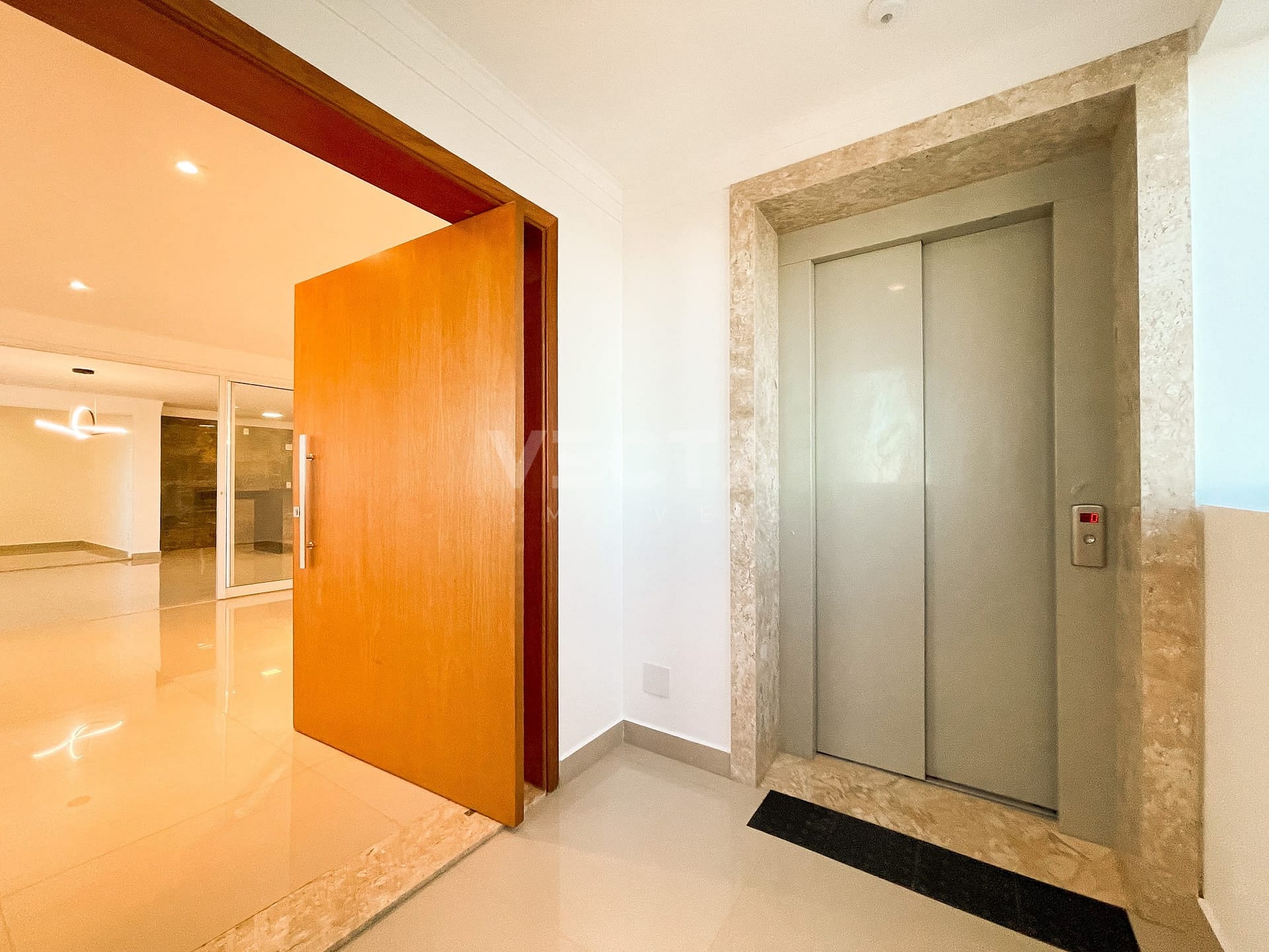 Apartamento à venda com 4 quartos, 238m² - Foto 2