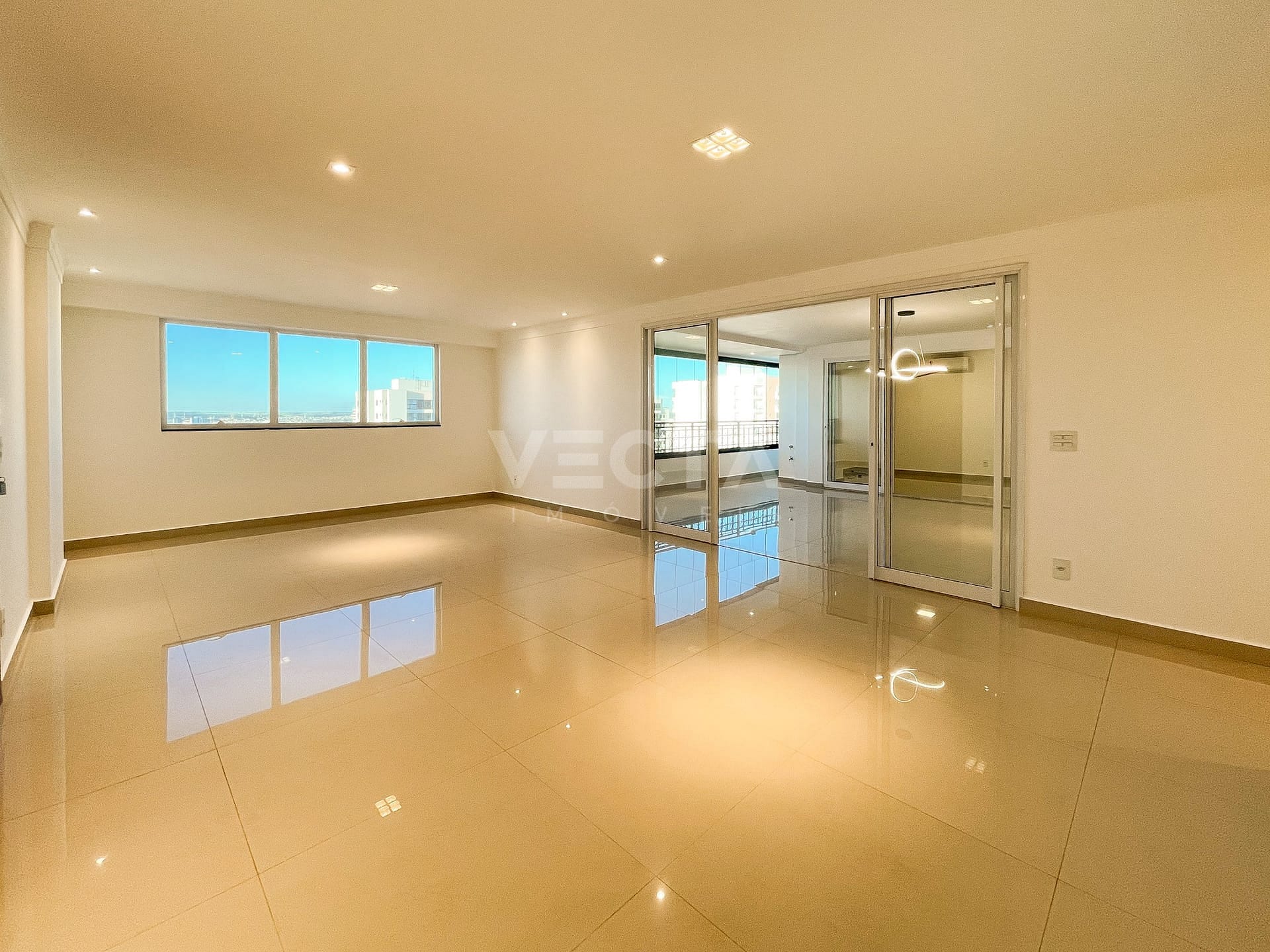 Apartamento à venda com 4 quartos, 238m² - Foto 1
