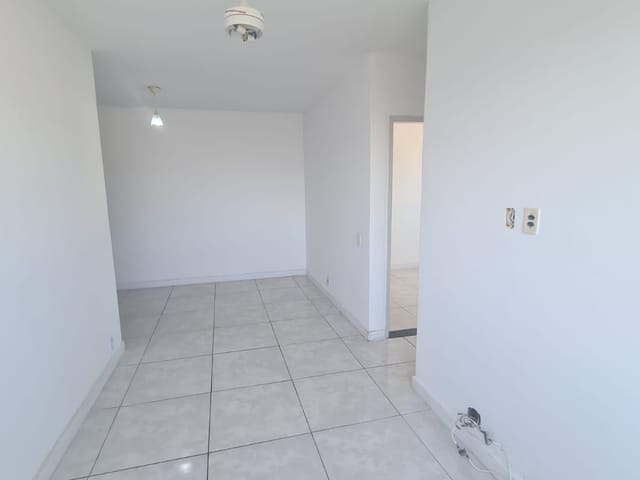 Apartamento com 60m² 2 quartos e 2 banheiros, para alugar, no bairro Praça Seca em Rio de Janeiro