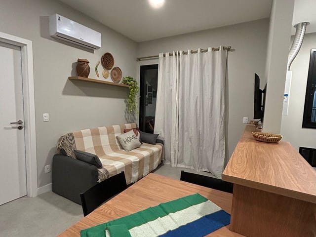 Apartamento 1 quarto e 1 banheiro, à venda, no bairro Cachoeira do Bom Jesus em Florianópolis