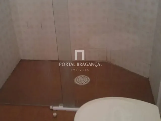 Apartamento com 70m² 2 quartos e 2 banheiros, para alugar, no bairro Centro em Bragança Paulista