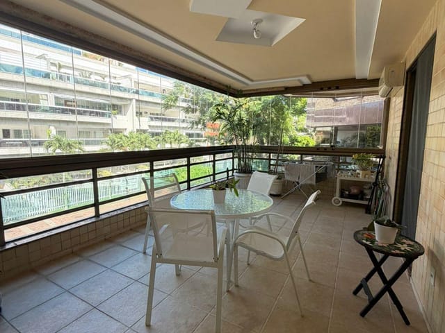 Apartamento com 115m² 3 quartos e 2 banheiros, para alugar, no bairro Recreio dos Bandeirantes em Rio de Janeiro