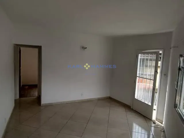 Apartamento com 70m² 2 quartos e 1 banheiro, à venda ou para alugar, no bairro São Sebastião em Petrópolis