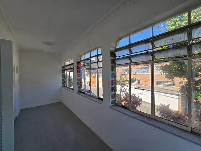 Apartamento 2 quartos e 1 banheiro, para alugar, no bairro Ramos em Rio de Janeiro