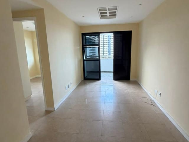 Apartamento com 70m² 2 quartos e 1 banheiro, para alugar, no bairro Barra da Tijuca em Rio de Janeiro