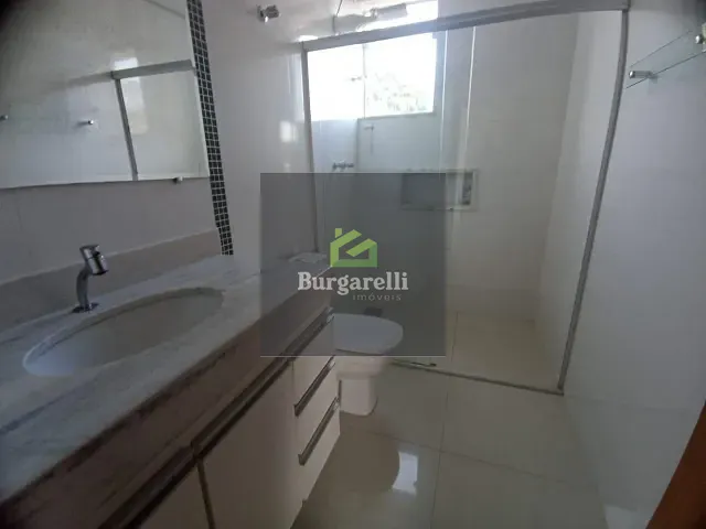 Apartamento 3 quartos e 2 banheiros, para alugar, no bairro Centro em Lavras