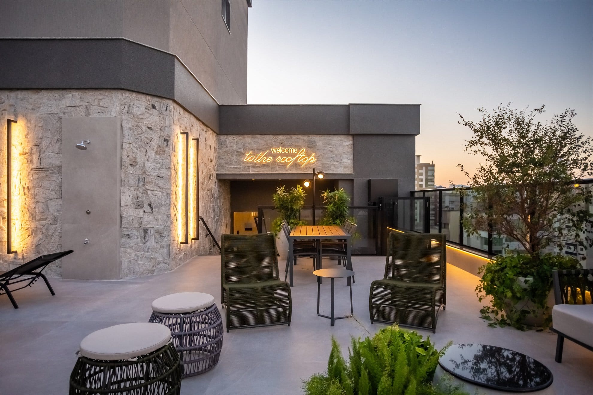 Edifício com Rooftop em Meia Praia
