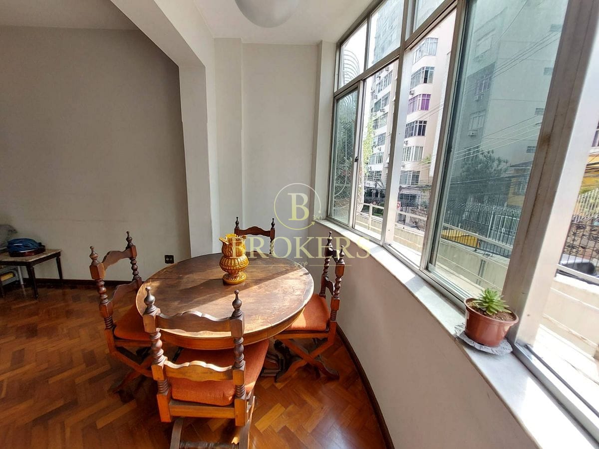 Apartamento a venda com excelente planta na Rua Humaitá, 3 quartos com dependências completa. 120 m².