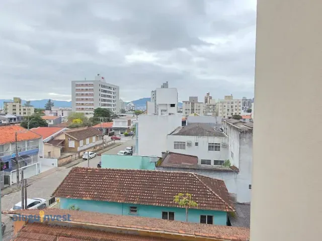 Apartamento 2 quartos e 1 banheiro, para alugar, no bairro Balneário em Florianópolis