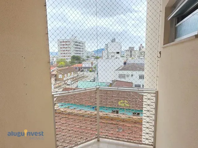 Apartamento 2 quartos e 1 banheiro, para alugar, no bairro Balneário em Florianópolis