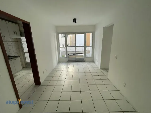 Apartamento 2 quartos e 1 banheiro, para alugar, no bairro Centro em Florianópolis