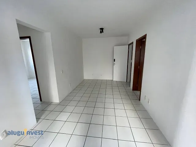 Apartamento 2 quartos e 1 banheiro, para alugar, no bairro Centro em Florianópolis