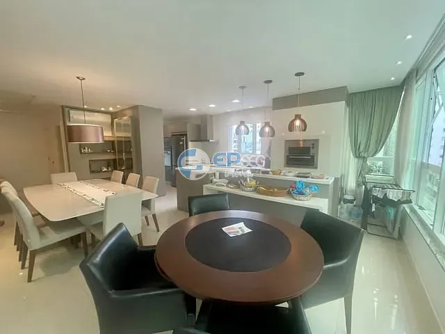 Apartamento com 250m² 4 quartos e 4 banheiros, à venda, no bairro Centro em Balneário Camboriú