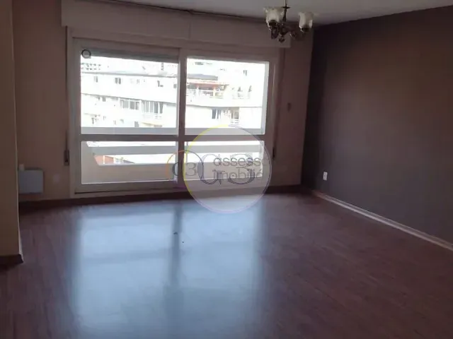 Apartamento 3 quartos e 2 banheiros, para alugar, no bairro Centro em Pelotas