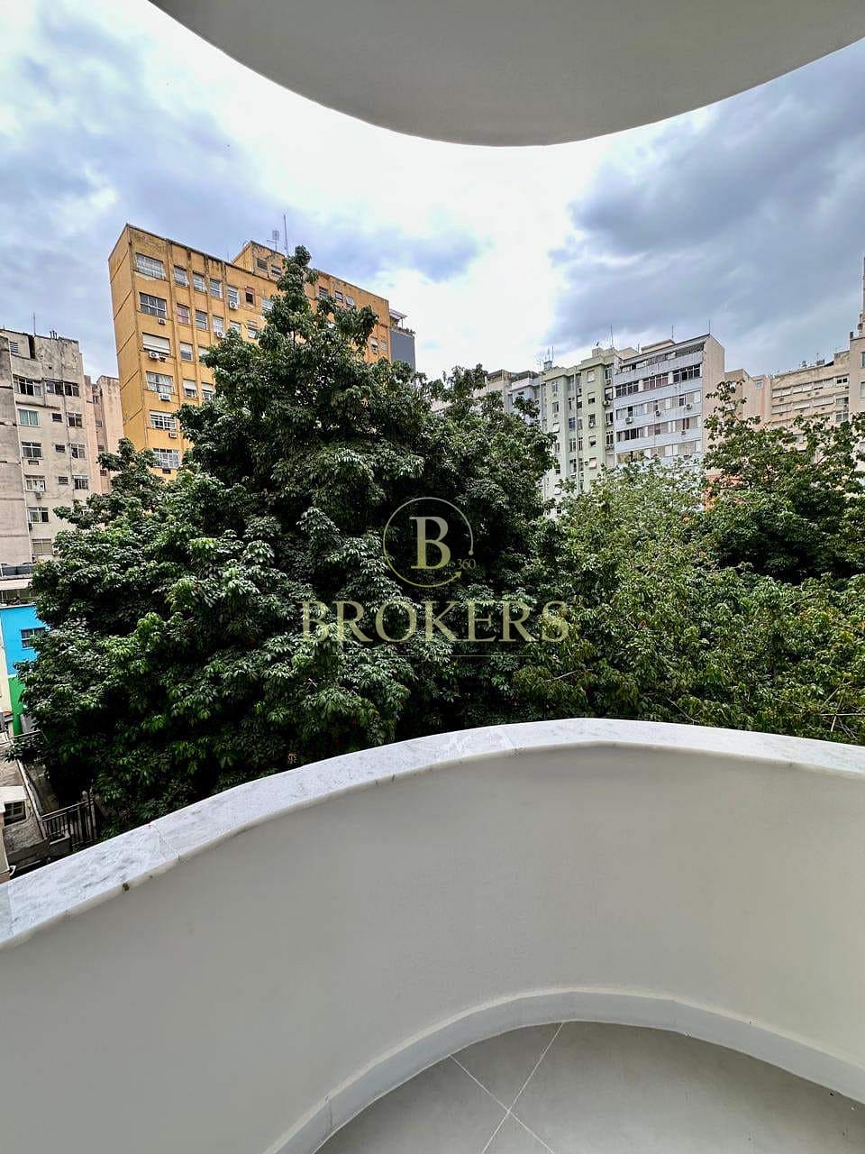 Apartamento à venda, Copacabana, Varanda, sala, 2 quartos sendo 1 suíte, cozinha integrada a sala. Totalmente modernizado - 70 m²