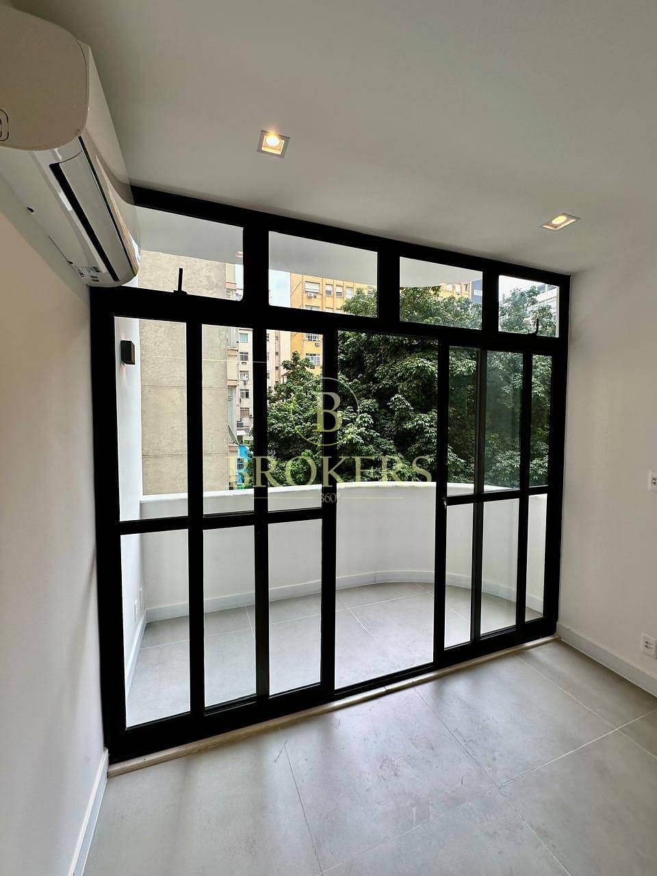 Apartamento à venda, Copacabana, Varanda, sala, 2 quartos sendo 1 suíte, cozinha integrada a sala. Totalmente modernizado - 70 m²
