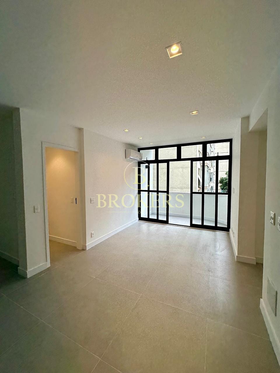 Apartamento à venda, Copacabana, Varanda, sala, 2 quartos sendo 1 suíte, cozinha integrada a sala. Totalmente modernizado - 70 m²