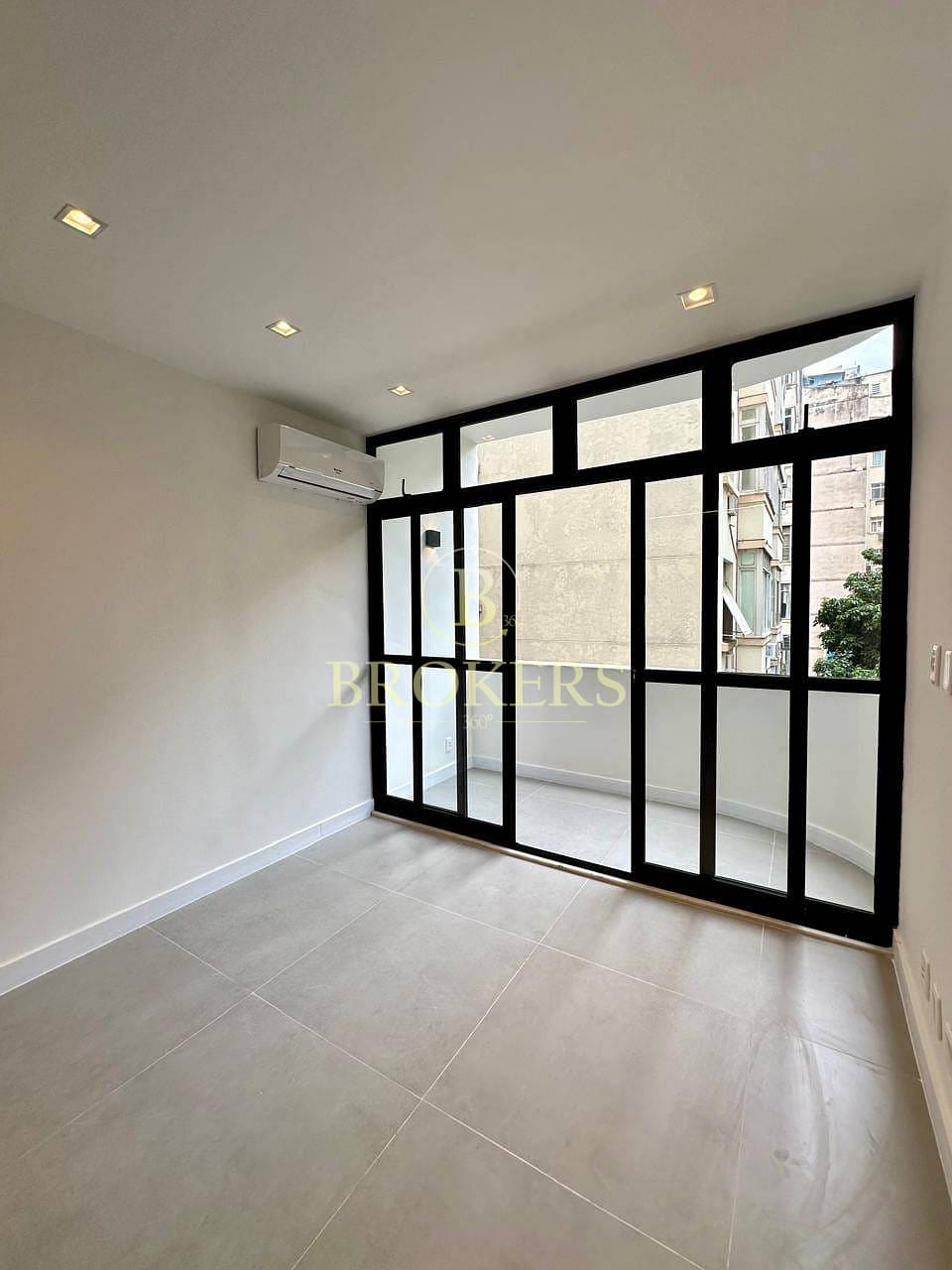 Apartamento à venda, Copacabana, Varanda, sala, 2 quartos sendo 1 suíte, cozinha integrada a sala. Totalmente modernizado - 70 m²