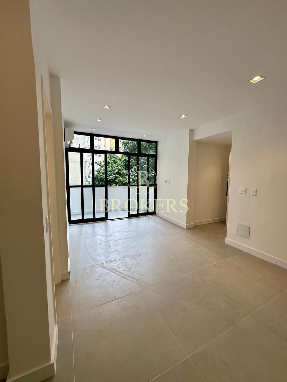 Apartamento à venda, Copacabana, Varanda, sala, 2 quartos sendo 1 suíte, cozinha integrada a sala. Totalmente modernizado - 70 m²