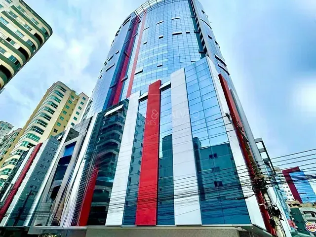 Apartamento com 190m² 4 quartos e 5 banheiros, à venda, no bairro Meia Praia em Itapema
