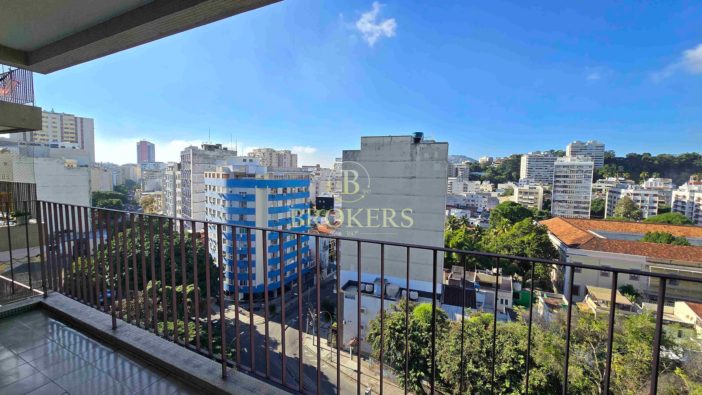 Apartamento à venda na Rua Ipiranga, Laranjeiras, Rio de Janeiro. Varanda com vista panorâmica, 2 quartos, suíte, cozinha ampla, dependências e 1 vaga