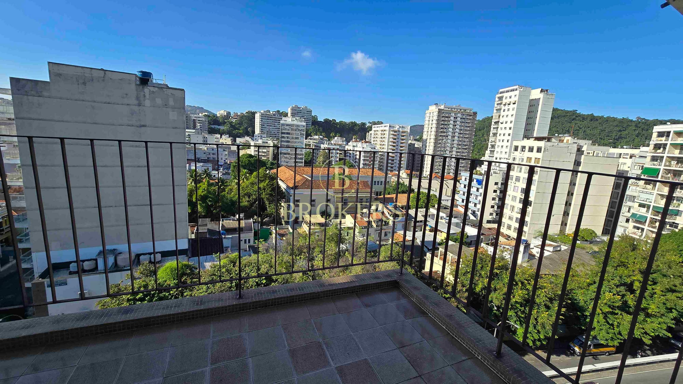 Apartamento à venda na Rua Ipiranga, Laranjeiras, Rio de Janeiro. Varanda com vista panorâmica, 2 quartos, suíte, cozinha ampla, dependências e 1 vaga