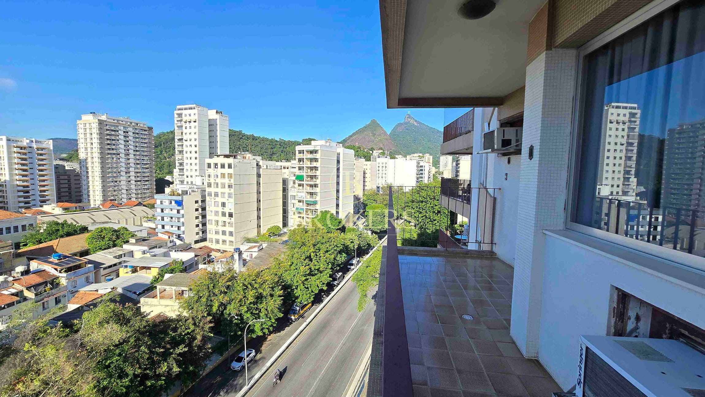 Apartamento à venda na Rua Ipiranga, Laranjeiras, Rio de Janeiro. Varanda com vista panorâmica, 2 quartos, suíte, cozinha ampla, dependências e 1 vaga