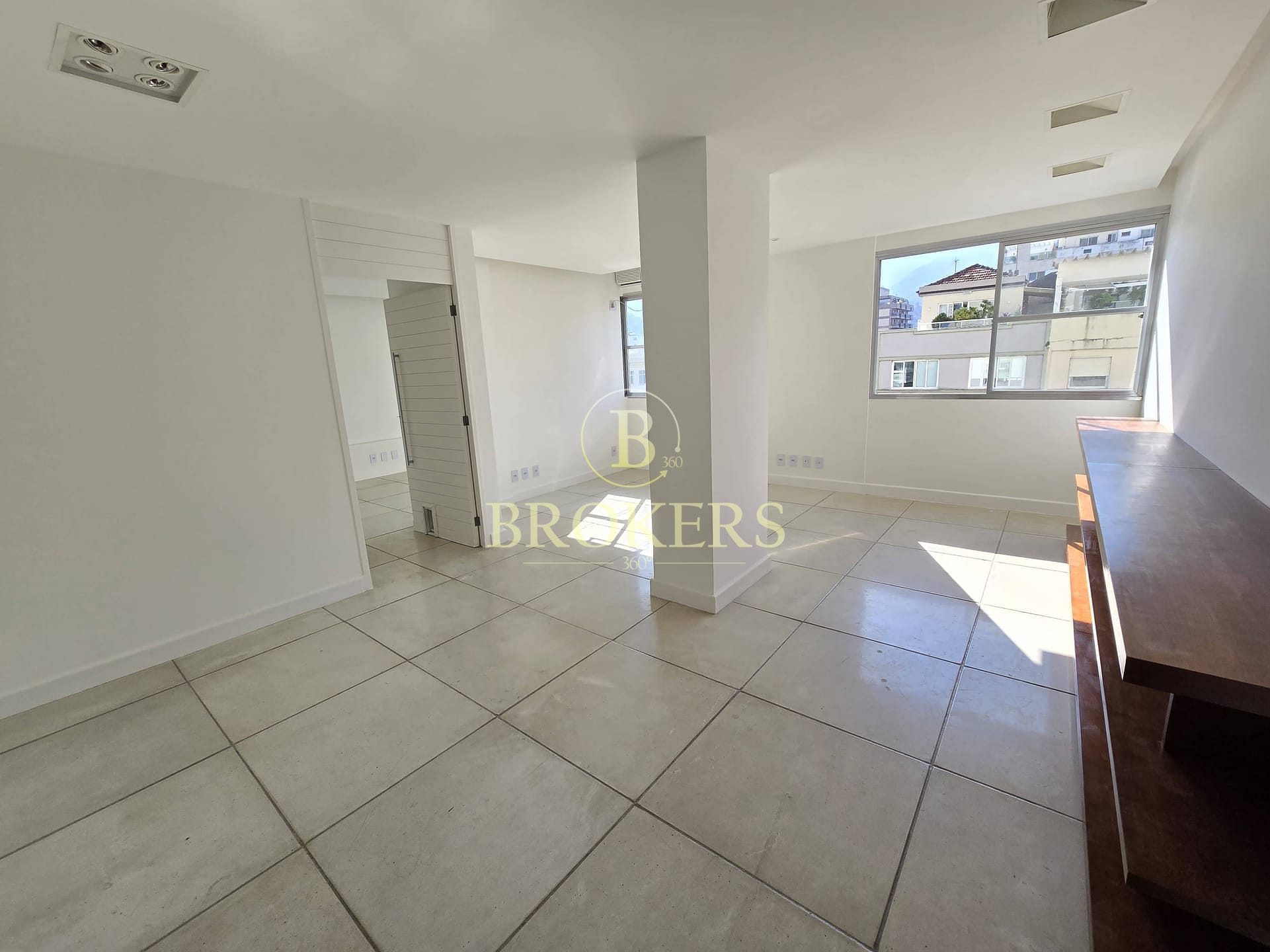 Apartamento à venda, Leblon, Sala, quarto, original 2 quartos, 1 vaga na escritura - 71 m²