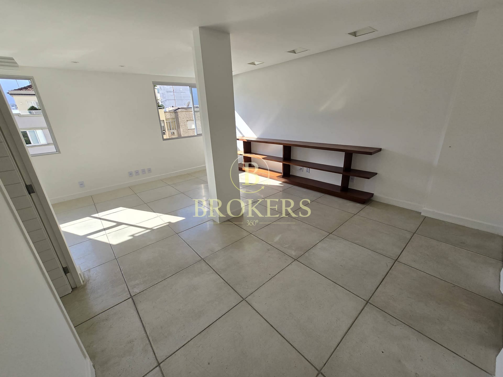 Apartamento à venda, Leblon, Sala, quarto, original 2 quartos, 1 vaga na escritura - 71 m²