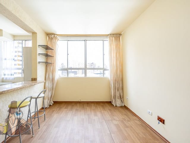 Apartamento 1 quarto e 1 banheiro, à venda, no bairro Centro em Curitiba
