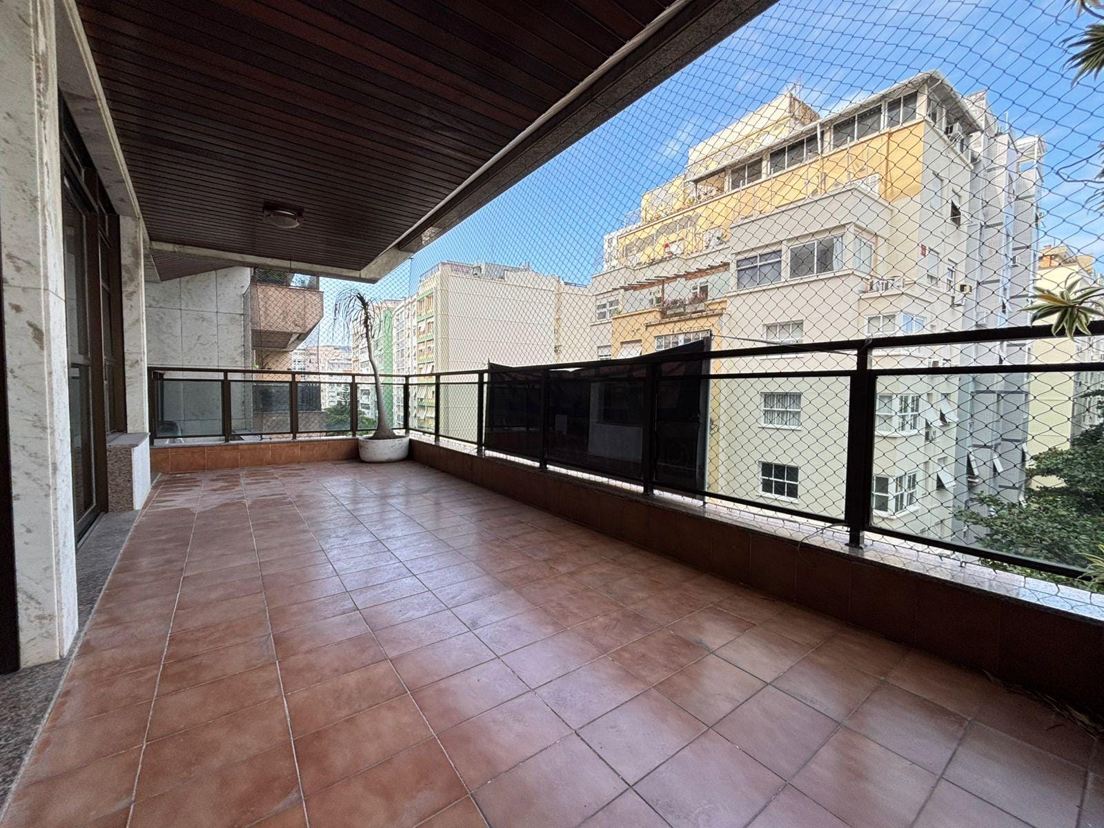 Apto 206m² em Copacabana, varanda, 3 quartos (2 suítes), sala ampla, cozinha espaçosa, dependência completa, 2 vagas e portaria 24h. Próx. metrô.