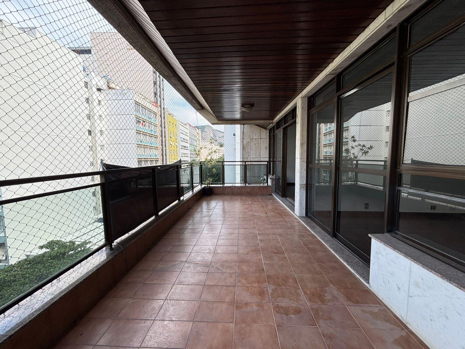 Apto 206m² em Copacabana, varanda, 3 quartos (2 suítes), sala ampla, cozinha espaçosa, dependência completa, 2 vagas e portaria 24h. Próx. metrô.