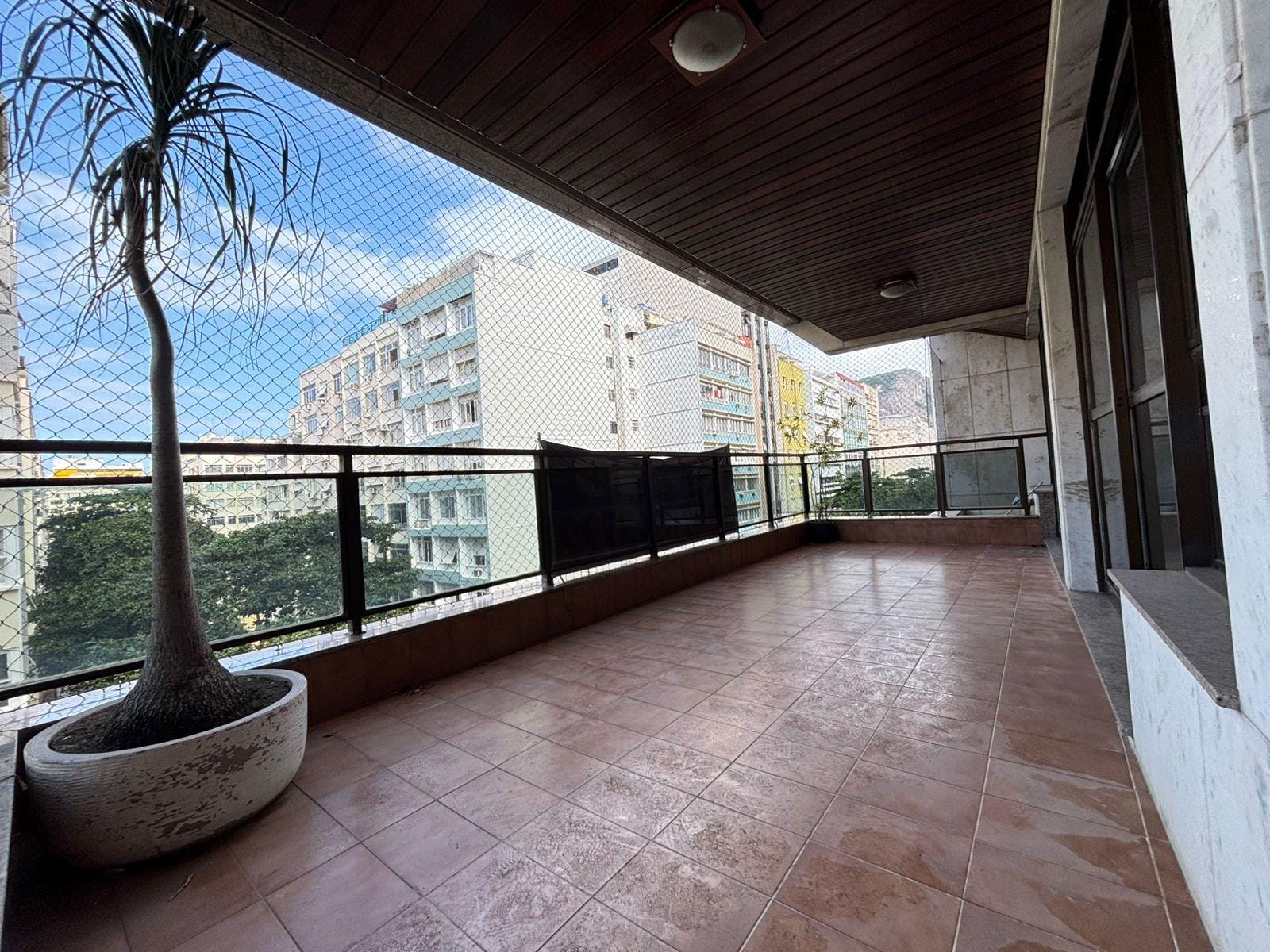 Apto 206m² em Copacabana, varanda, 3 quartos (2 suítes), sala ampla, cozinha espaçosa, dependência completa, 2 vagas e portaria 24h. Próx. metrô.