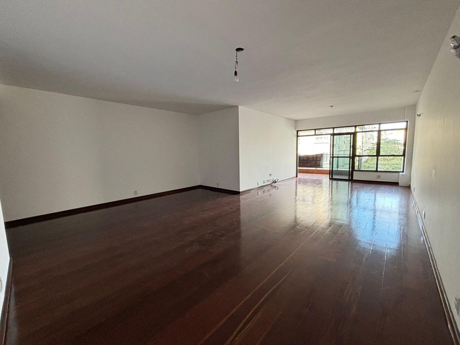 Apto 206m² em Copacabana, varanda, 3 quartos (2 suítes), sala ampla, cozinha espaçosa, dependência completa, 2 vagas e portaria 24h. Próx. metrô.