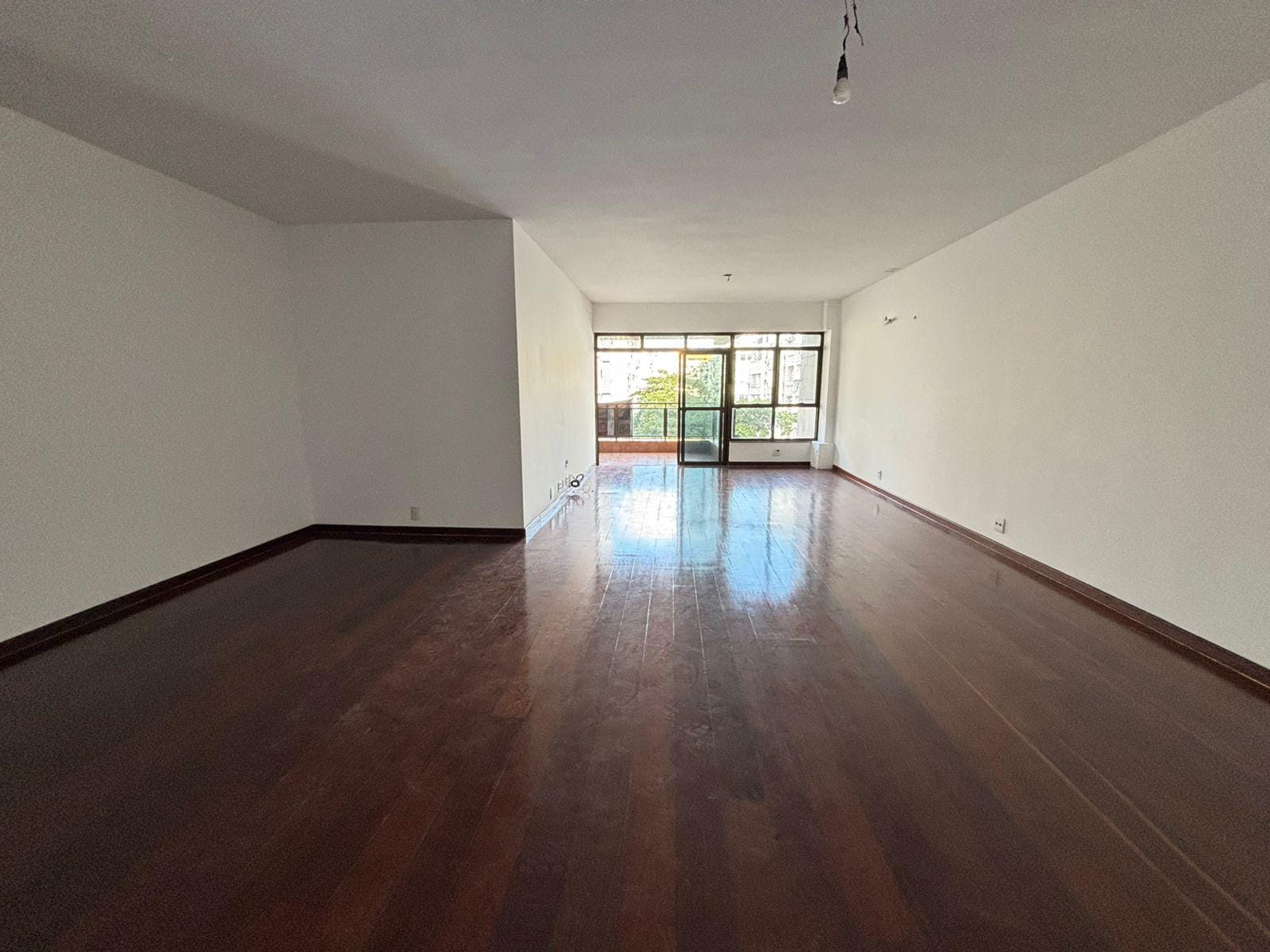 Apto 206m² em Copacabana, varanda, 3 quartos (2 suítes), sala ampla, cozinha espaçosa, dependência completa, 2 vagas e portaria 24h. Próx. metrô.