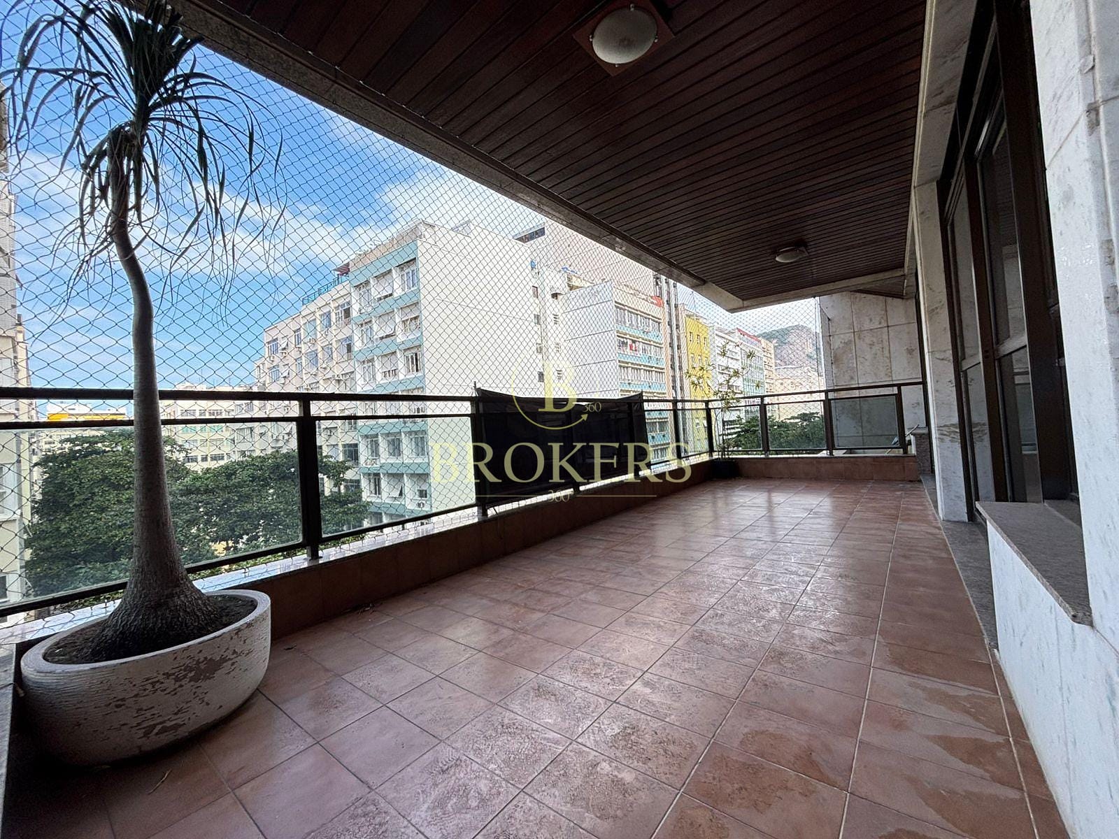 Apartamento a venda, Rua Cinco de Julho, Copacabana. Varanda, 3 quartos (2 suítes), 2 vagas, perto do metrô. 206 m².