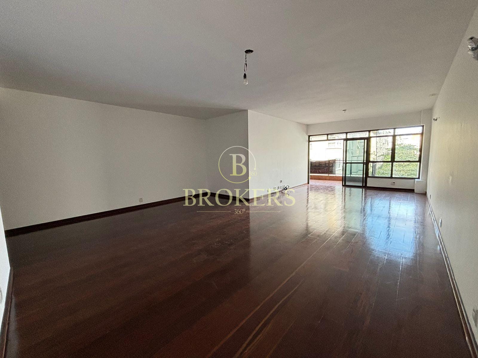 Apartamento a venda, Rua Cinco de Julho, Copacabana. Varanda, 3 quartos (2 suítes), 2 vagas, perto do metrô. 206 m².