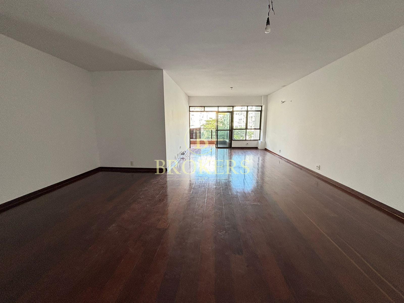 Apartamento a venda, Rua Cinco de Julho, Copacabana. Varanda, 3 quartos (2 suítes), 2 vagas, perto do metrô. 206 m².