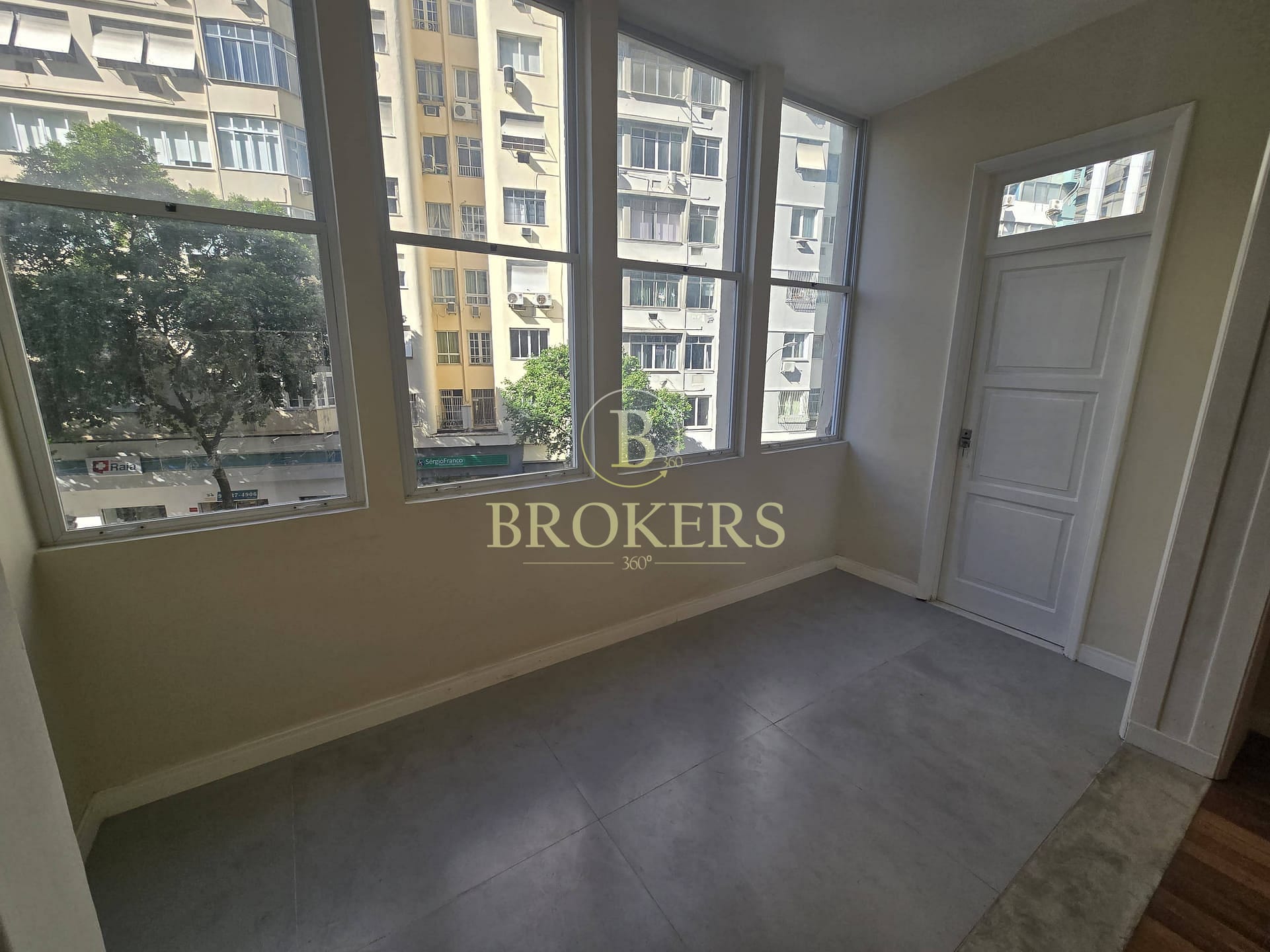 Apartamento à venda, Av Nossa Sra Copacabana - 231m². 4 quartos, 1 suíte, 1 vaga, Ideal para morar ou alugar por temporada.
