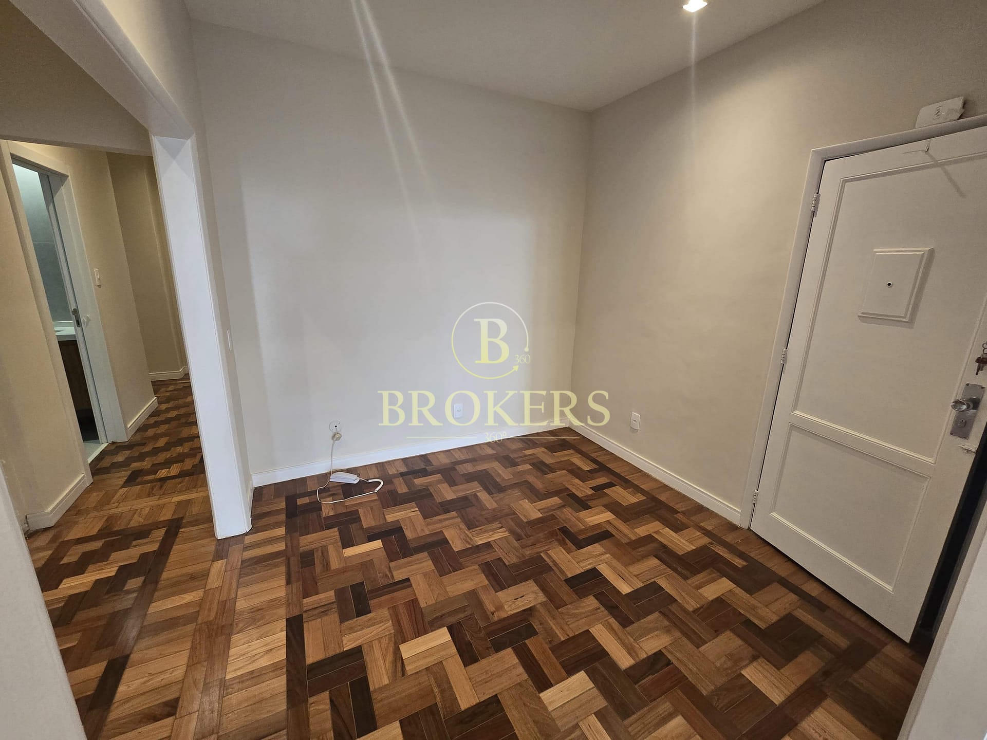 Apartamento à venda, Av Nossa Sra Copacabana - 231m². 4 quartos, 1 suíte, 1 vaga, Ideal para morar ou alugar por temporada.