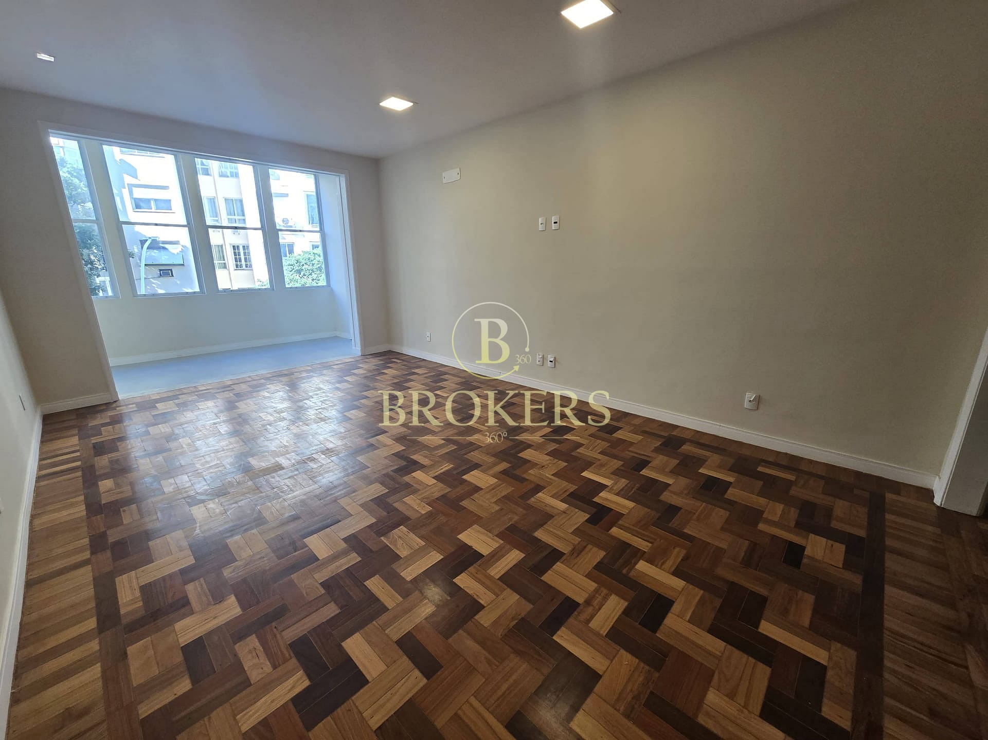 Apartamento à venda, Av Nossa Sra Copacabana - 231m². 4 quartos, 1 suíte, 1 vaga, Ideal para morar ou alugar por temporada.