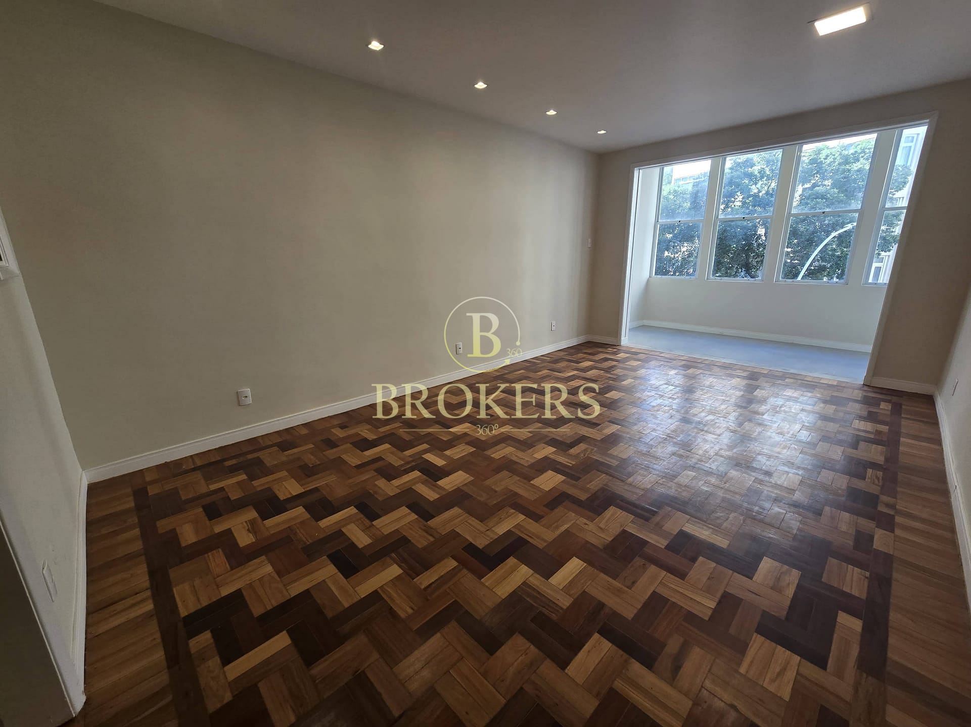 Apartamento à venda, Av Nossa Sra Copacabana - 231m². 4 quartos, 1 suíte, 1 vaga, Ideal para morar ou alugar por temporada.