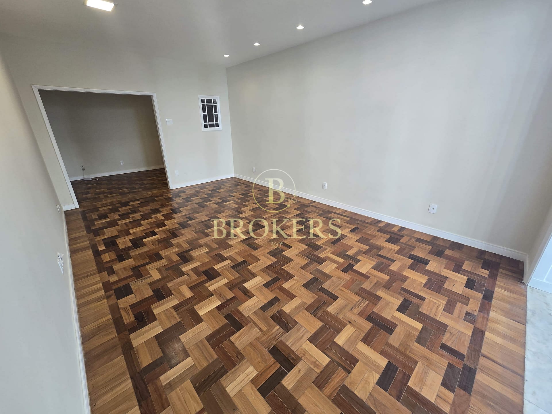 Apartamento à venda, Av Nossa Sra Copacabana - 231m². 4 quartos, 1 suíte, 1 vaga, Ideal para morar ou alugar por temporada.
