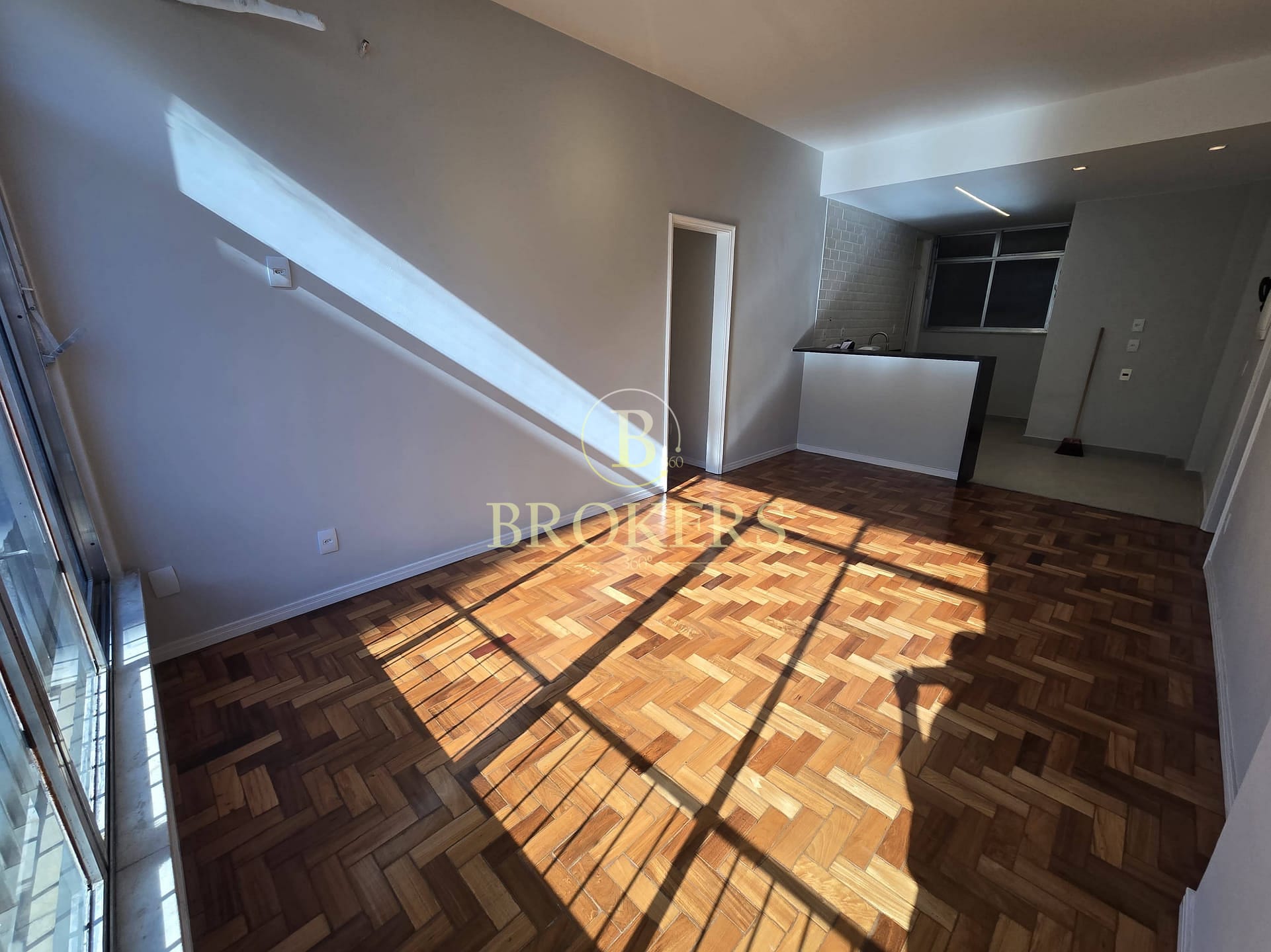 Copacabana | 105m², 3 Quartos (1 Suíte), 100% Reformado, Claro – Pronto para Morar!