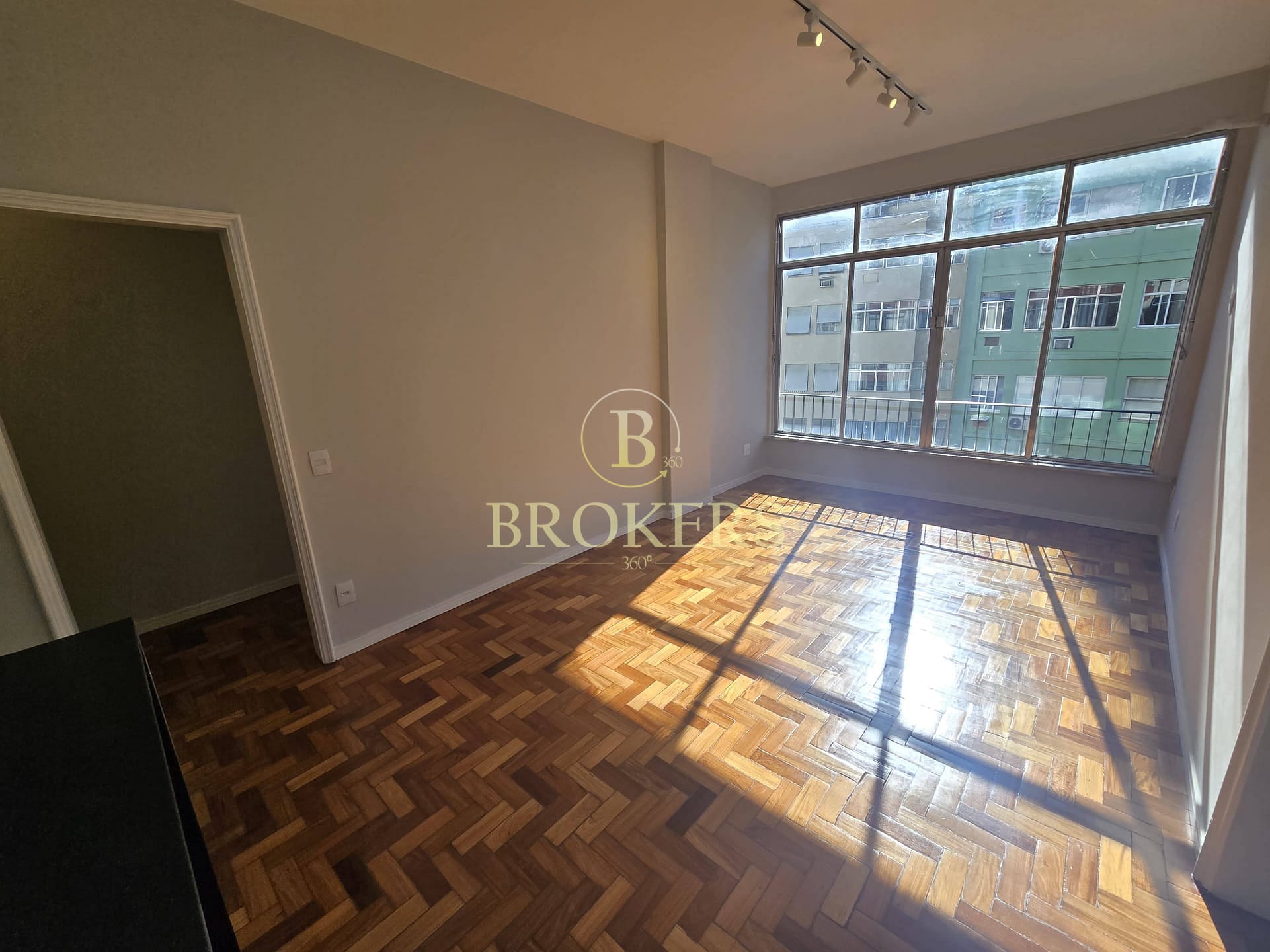 Copacabana | 105m², 3 Quartos (1 Suíte), 100% Reformado, Claro – Pronto para Morar!