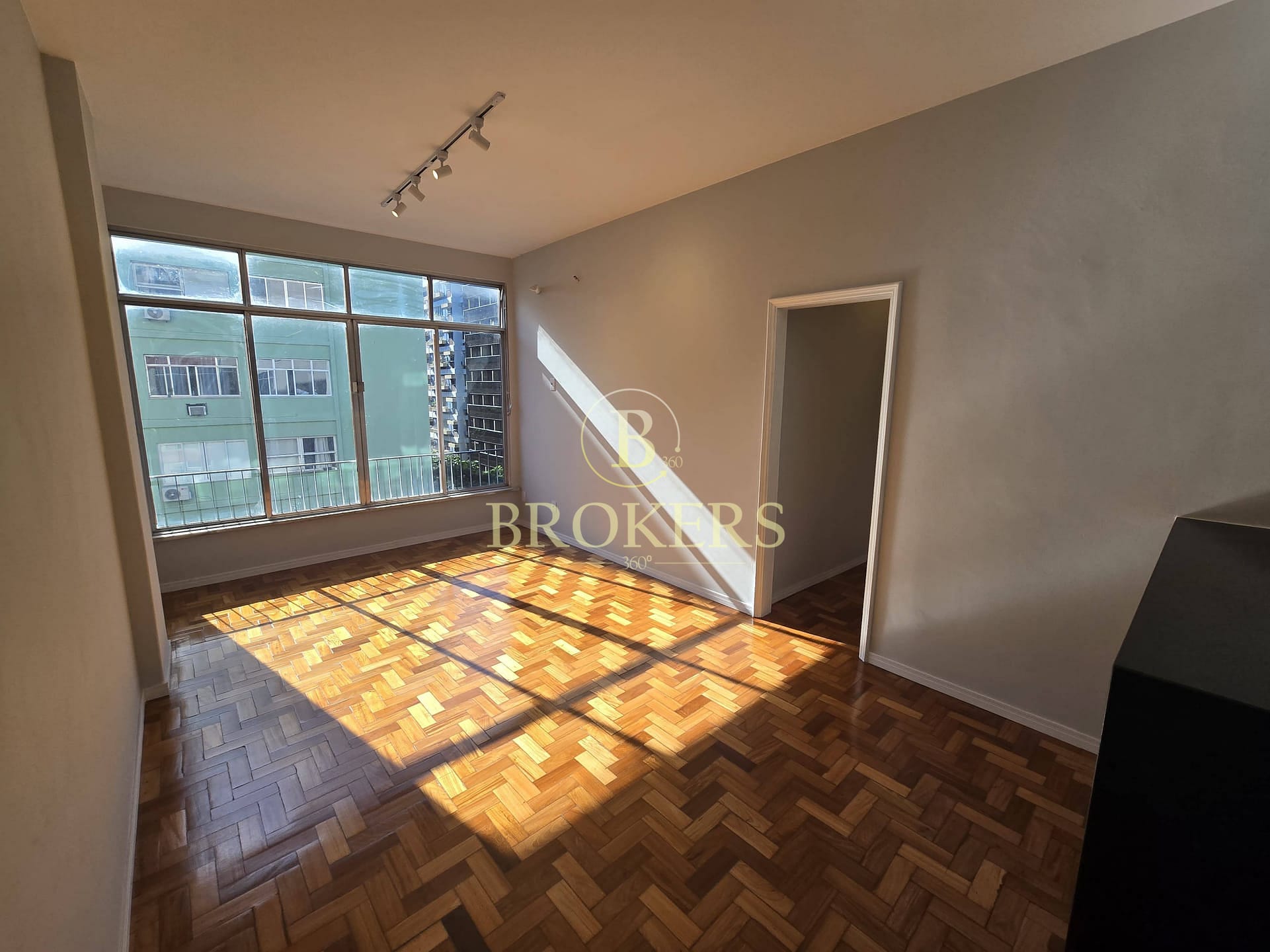 Copacabana | 105m², 3 Quartos (1 Suíte), 100% Reformado, Claro – Pronto para Morar!
