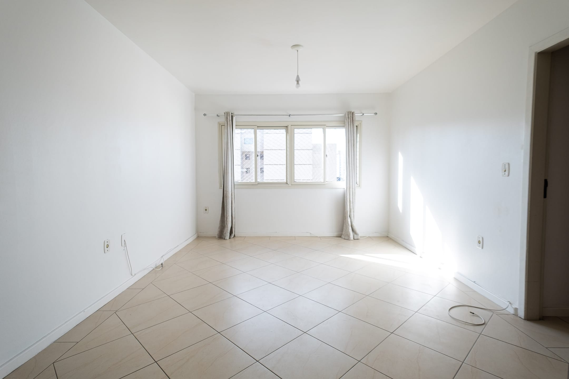 Apartamento disponível para venda e locação no Centro de Pelotas: com 104 m², 2 quartos, 2 banheiros e garagem.