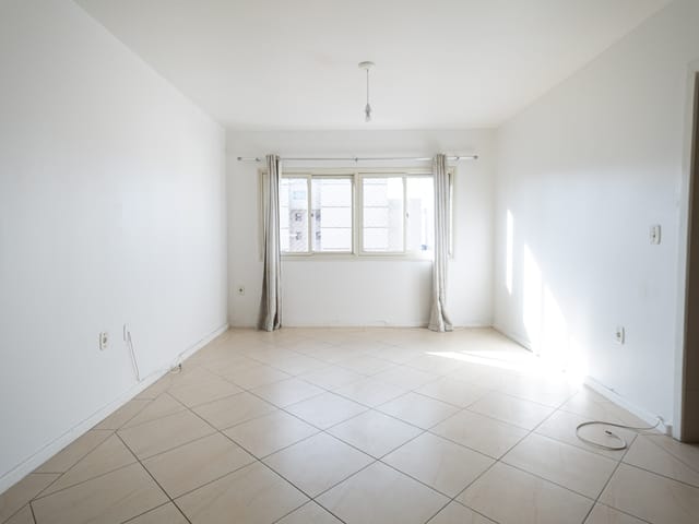 Apartamento 2 quartos e 2 banheiros, à venda ou para alugar, no bairro Centro em Pelotas