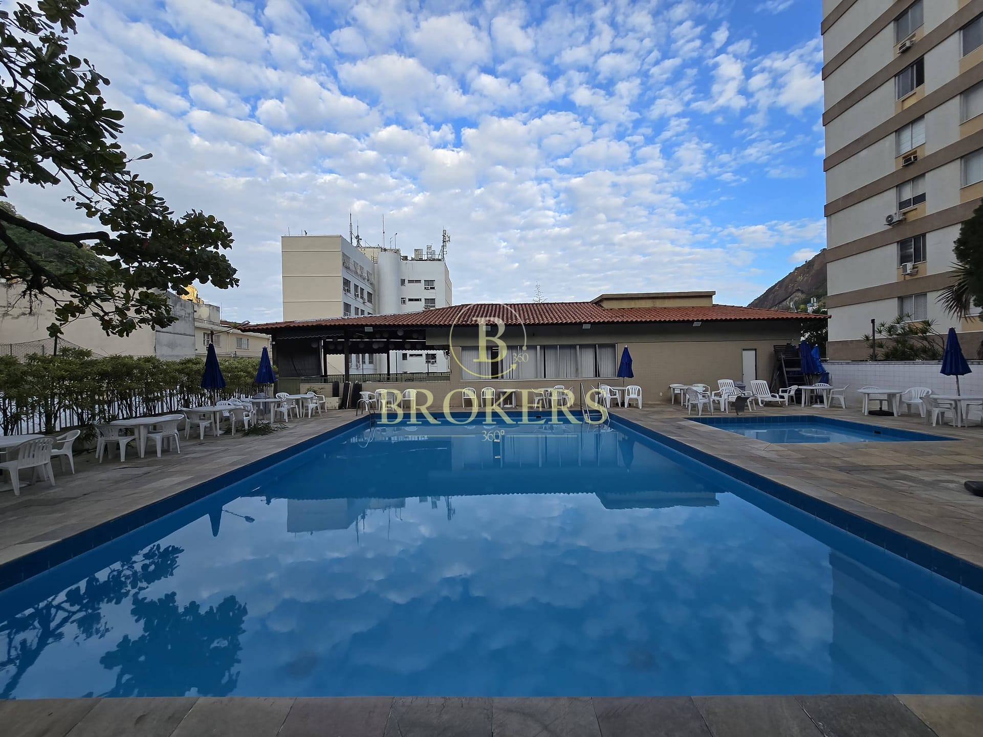 Apartamento à venda Rua Santa Clara - Copacabana. 3 quartos, 2 banheiro sociais, 2 vagas - 90 m² - Condomínio com infra completa.